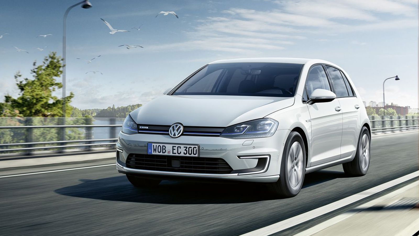 Το ηλεκτρικό VW e-Golf υιοθετεί με τη σειρά του τα αισθητικά γνωρίσματα της ανανεωμένης γκάμας του μοντέλου, ενώ -το σημαντικότερο- αναβαθμίζει σημαντ